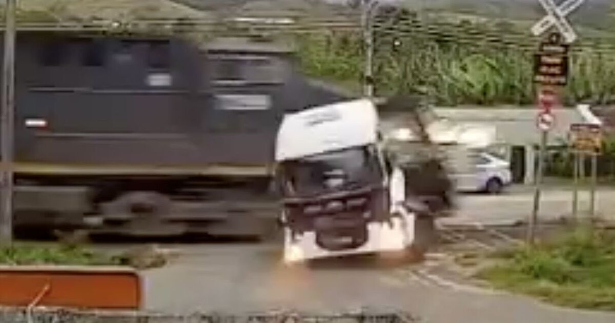 Momento de terror em que trem bate em caminhão após decisão maluca de passar por passagem de nível