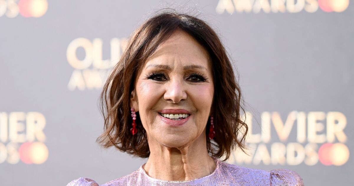 BBC Strictly Come Dancing'in 81 yaşındaki yıldızı Arlene Phillips, yaşlanmayan görünümün tek kelimelik sırrını paylaşıyor