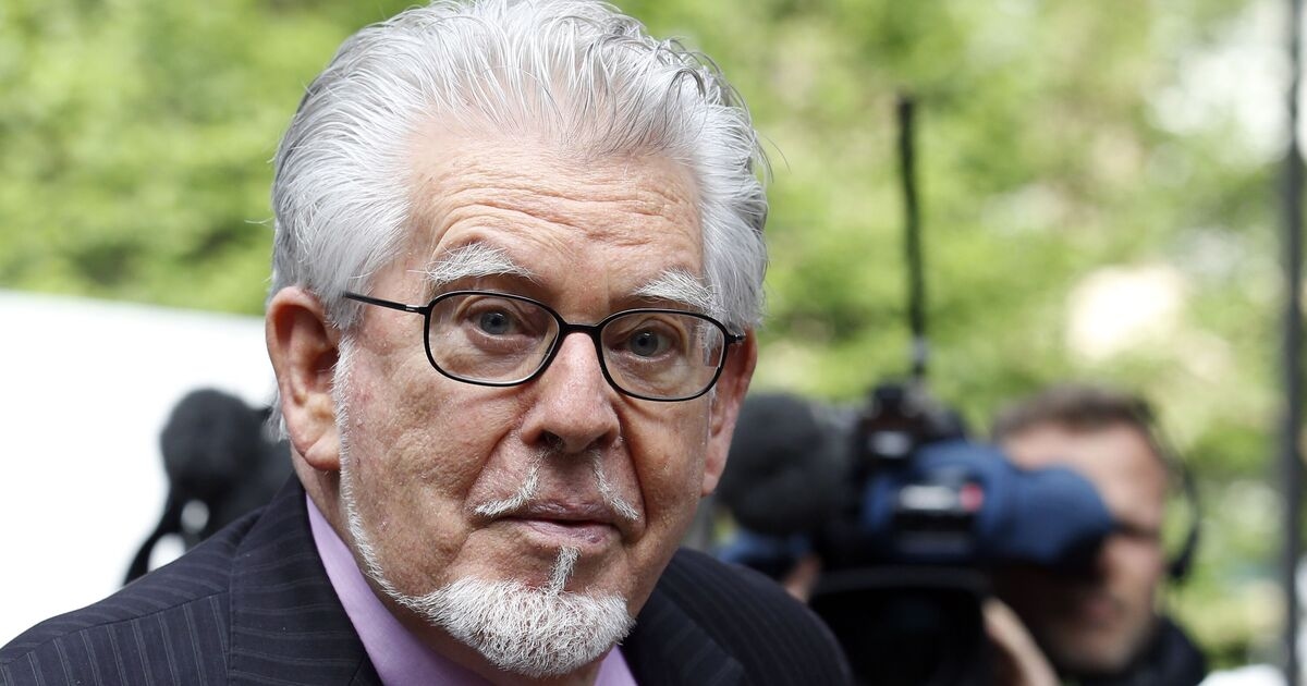 Rolf Harris, suçları ortaya çıktıktan sonra Thameside malikanesinden uğursuz bir gizli çıkış yaptı