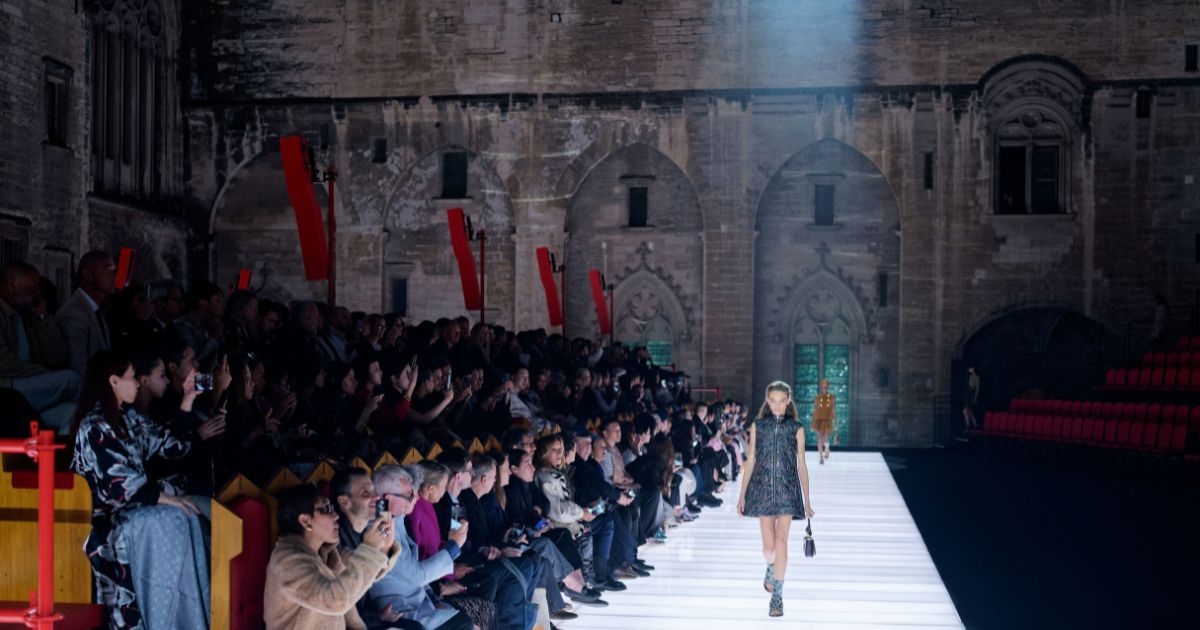 Louis Vuitton привносит средневековую магию на подиум для показа круизной коллекции 2026 года
