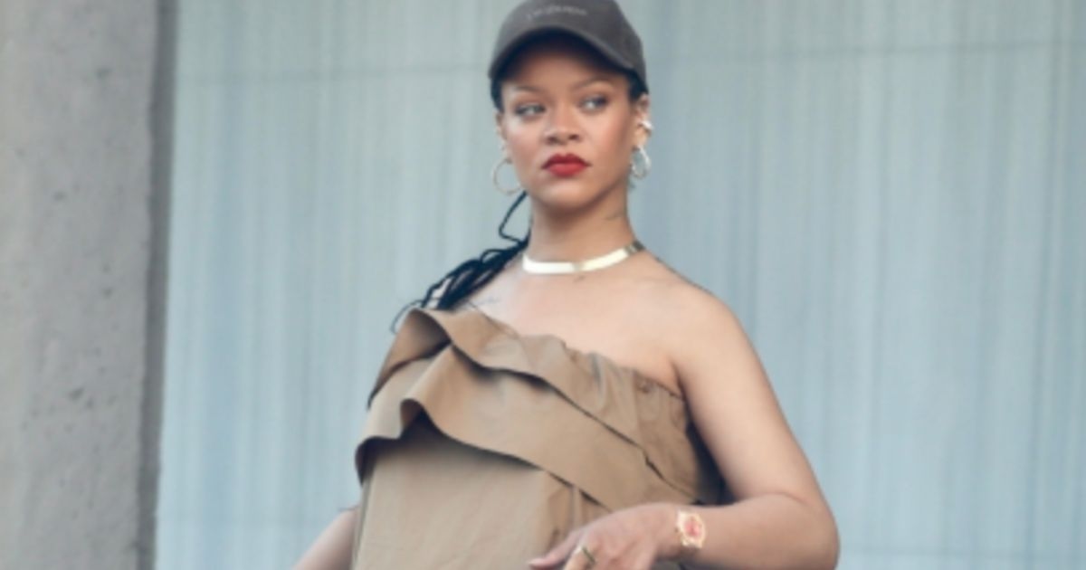 El vestido de verano de Saint Laurent de Rihanna es una clase magistral de estilo premamá fresco y cómodo.