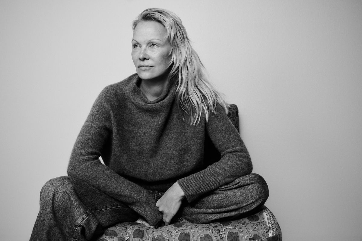 „Ich habe das Gefühl, mein bestes Leben zu leben“: Pamela Anderson über ihren Bob-Haarschnitt, Frühlingsrituale und neue Beauty-Basics
