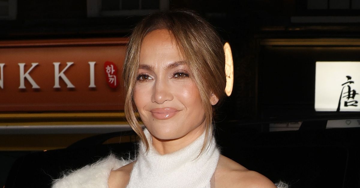 J.Lo já está usando *a* tendência de calças da primavera de 2025