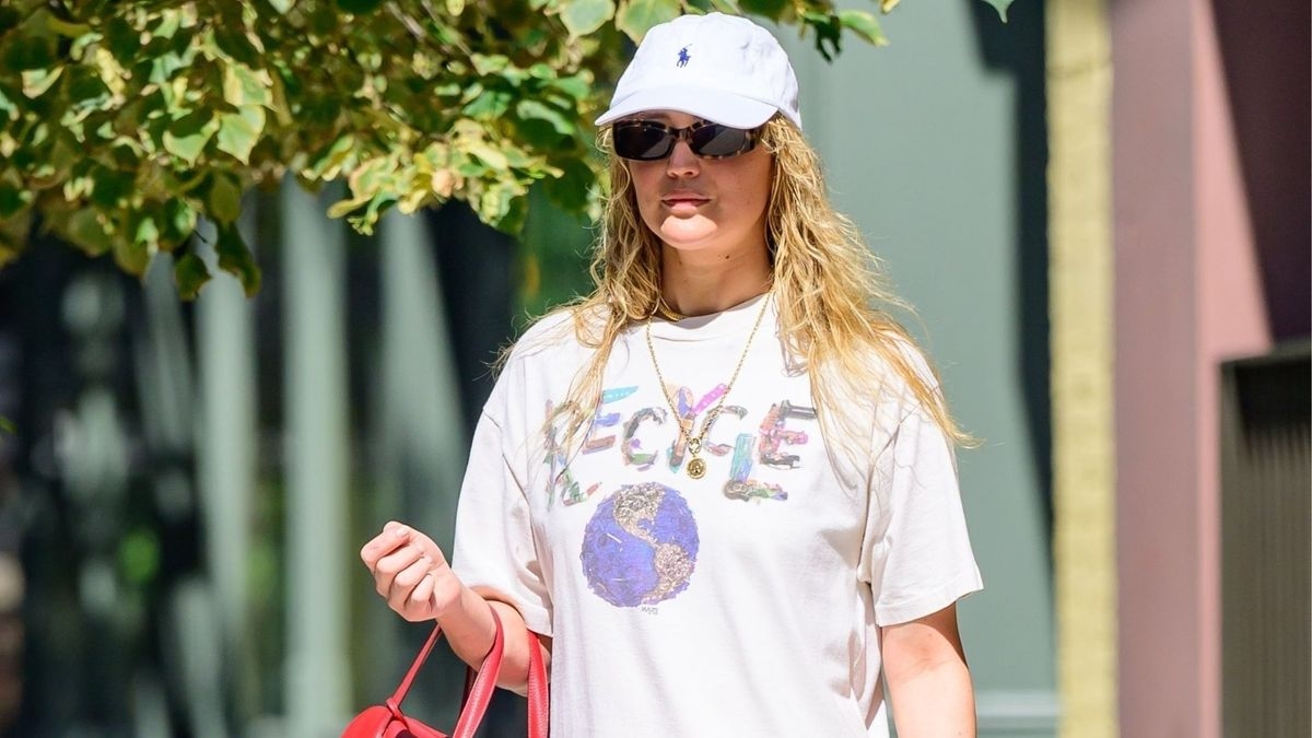 Put Down the Black Flip-Flops—These Are the Simple Flat Sandals Celebs Are Wearing With Summer's #1 Skirt Trend