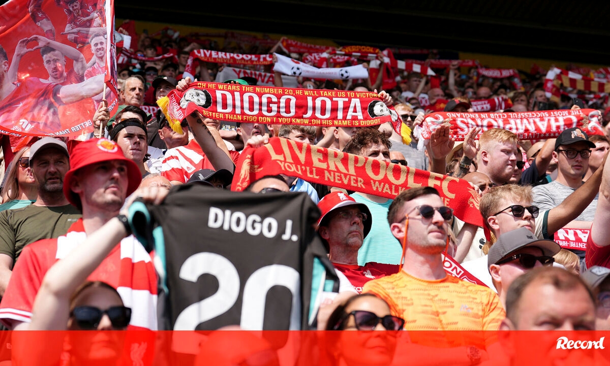 <![CDATA[ Escultura e emblema nas camisolas: Liverpool continua a homenagear Diogo Jota ]]>