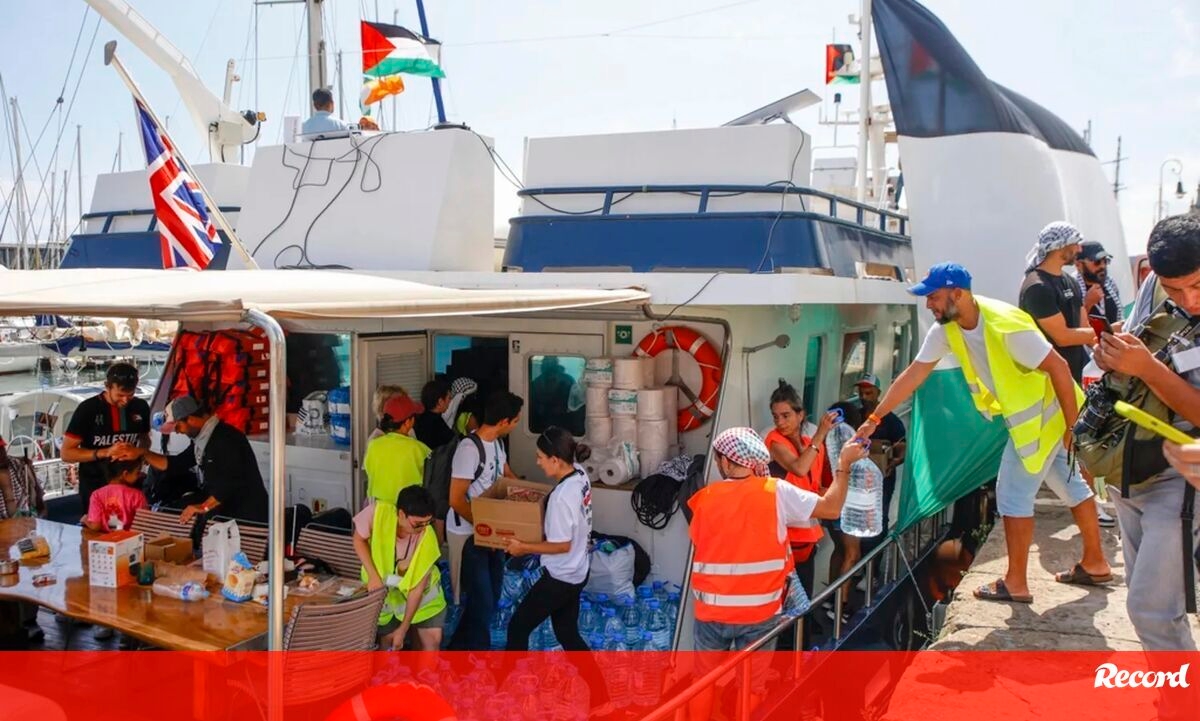 <![CDATA[ Barco com bandeira portuguesa da flotilha humanitária atingido com drone ]]>