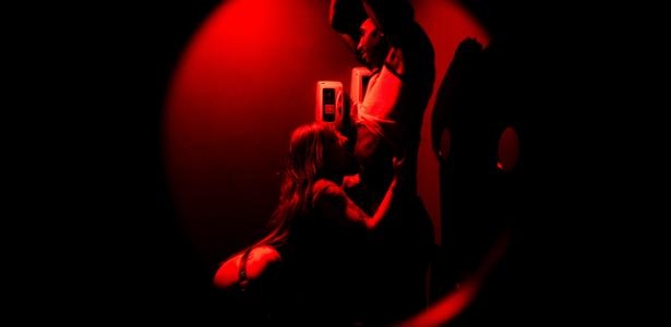 Yabancıların boşalmasını izlemeyi sevdiğimi keşfettiğim gece