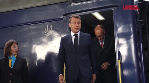 Macron, Merz, Starmer e Tusk a Kiev: candele al monumento ai caduti