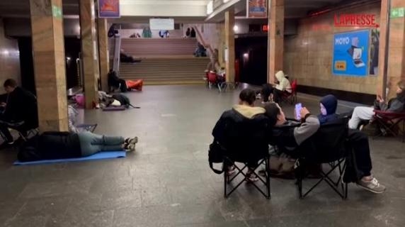 Misiles rusos sobre Kiev: los residentes se refugian en el metro