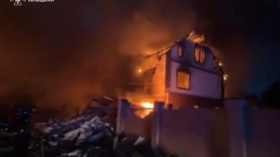 Ataques rusos en la región de Kiev: Edificios en llamas y víctimas