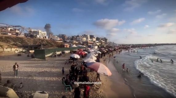 En Gaza, la gente está en la playa mientras el humo se eleva sobre la ciudad: video en redes sociales