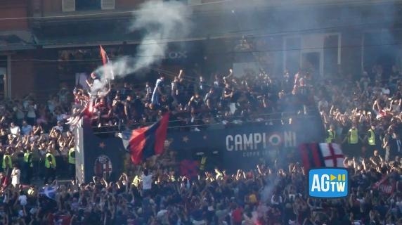 Bolonha, grande festa da Copa da Itália: o ônibus aberto na Piazza Maggiore