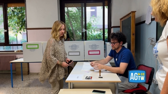 El Primer Ministro en el colegio electoral pero no recoge las papeletas