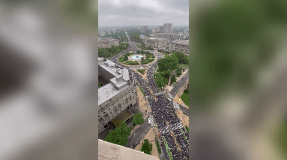 In migliaia contro Trump a Philadelphia: le immagini della folla dall'alto