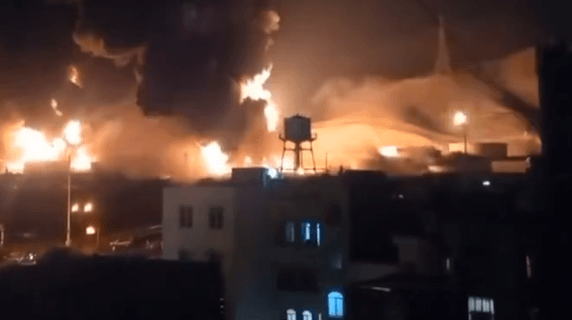Iran colpito dai missili: brucia deposito di petrolio di Shahran
