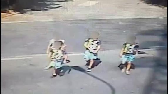 De kinderen die de oude vrouw aanreden, werden vastgelegd op bewakingscamera's.