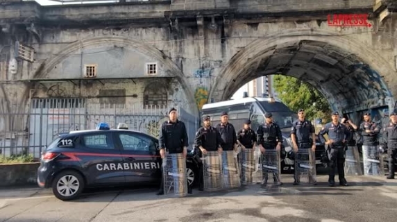 Leoncavallo temizlendi: Toplum merkezinin girişinde demirciler çalışıyor.