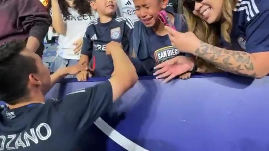 Lozano regala su camiseta a un niño: su reacción es conmovedora