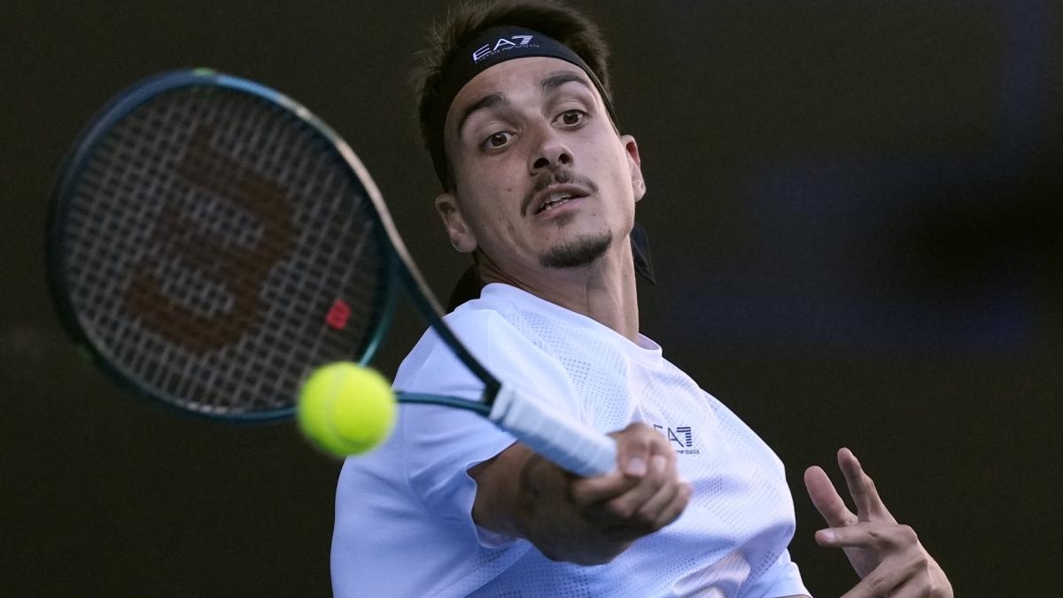 In Dubai staat Sonego op het veld tegen Tsitsipas in de 1e ronde. De Griek staat één set voor, 7-6