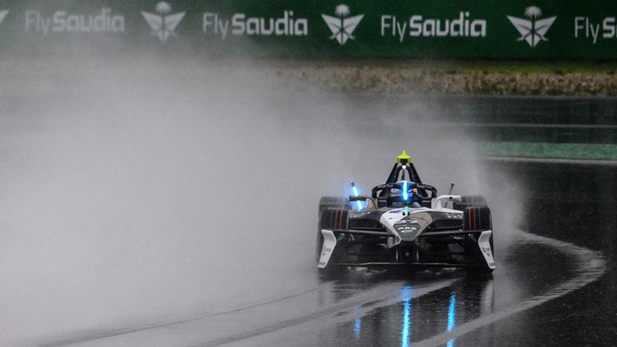E-Prix de Xangai: Nick Cassidy, da Jaguar, conquista a pole para a Corrida 2 na chuva