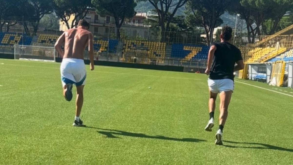 Trainingssessies met uitzicht op zee en dribbelen op het veld geschonken aan de stad: Pio Esposito in zijn geboorteplaats Castellammare.