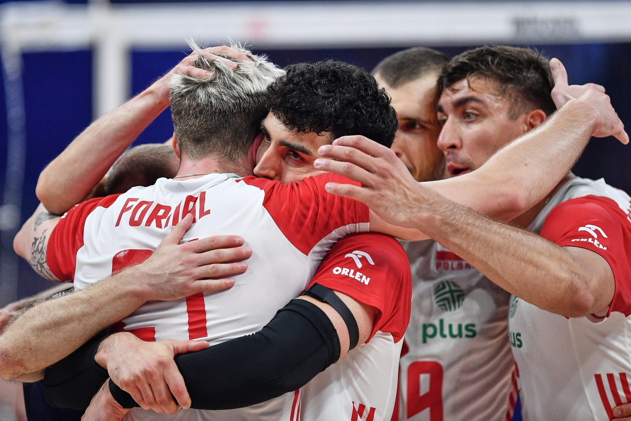 ¡Los jugadores de voleibol polacos en la final de la Liga de Naciones tras derrotar a Brasil por 3-0!