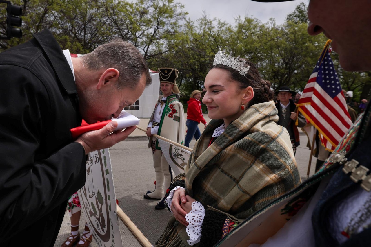 Karol Nawrocki participó en el desfile del 3 de mayo en Chicago