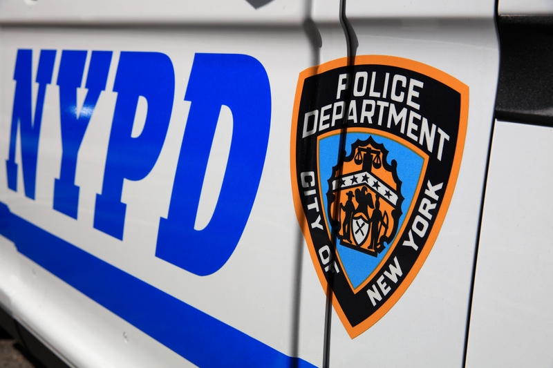 La policía de Nueva York busca a un hombre sospechoso de prender fuego a un perro en una calle de Queens.