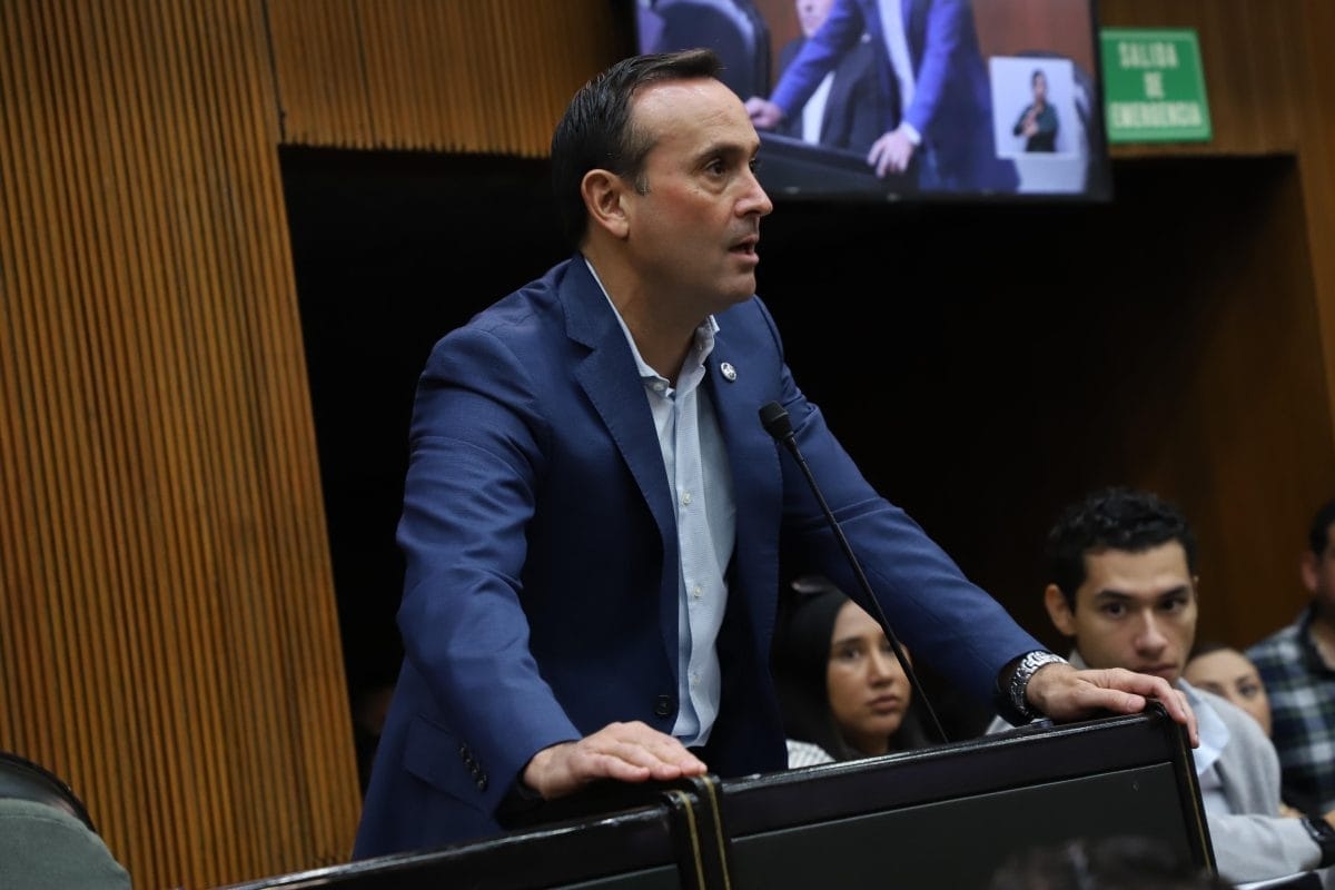 Scénario politique à Nuevo León : Carlos De la Fuente (PAN) lève la main pour le poste de gouverneur alors que la pression monte pour la taxe environnementale