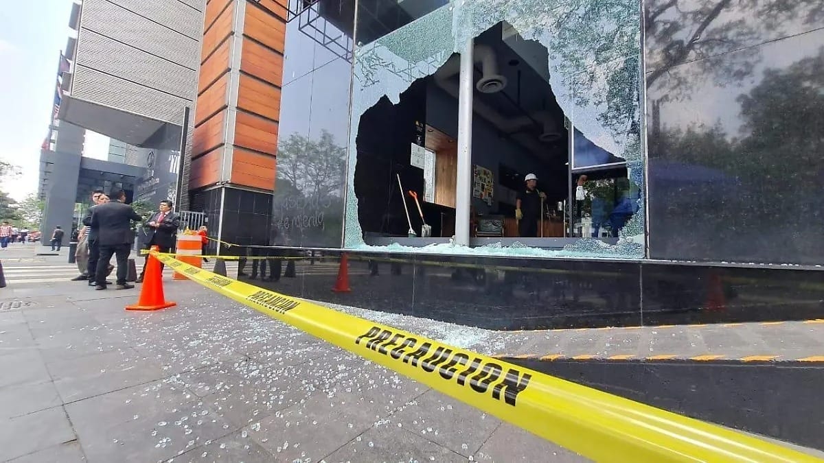 Kaos ve Vandalizm: Meksiko Şehri'ndeki İşçi Bayramı Yürüyüşleri Şehir Merkezinde Yıkım ve Gerginliğe Yol Açtı