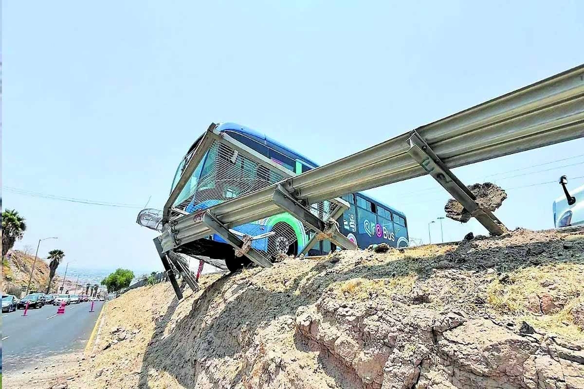 Domingo accidentado en Querétaro: Unidad de Qrobús se queda sin frenos y joven muere atropellado en distintos hechos