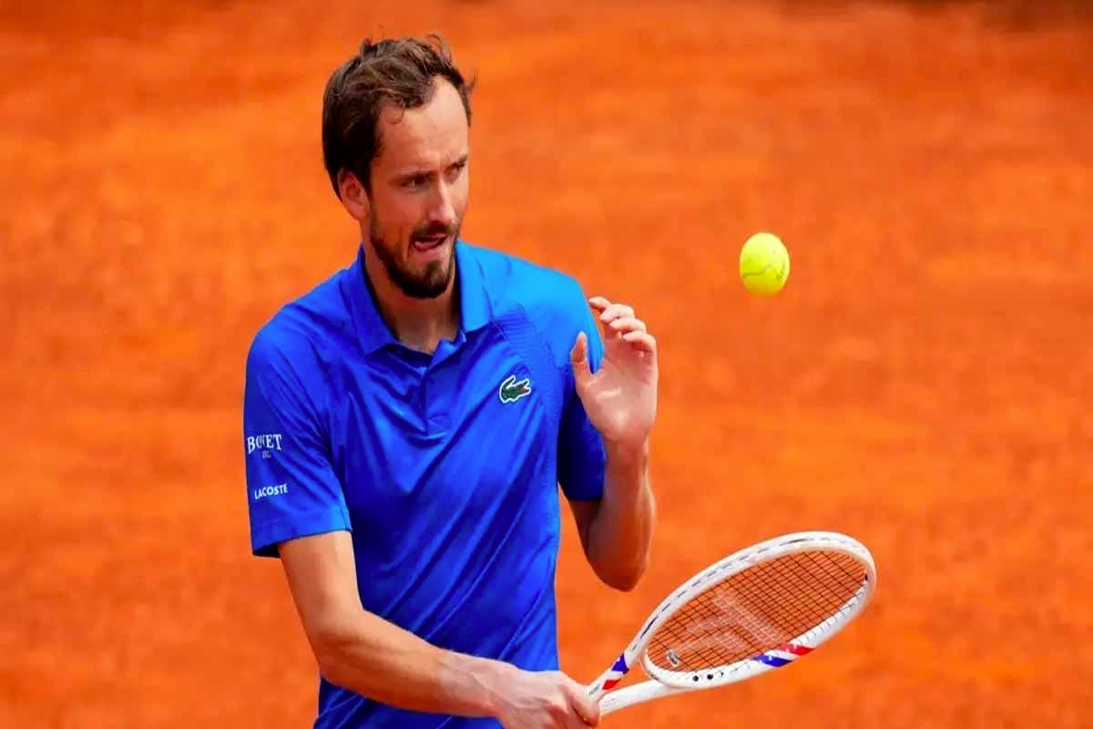 ROMA'DA SKANDAL! Medvedev, Musetti'nin Match Point maçında İtalyan taraftarlara saldırıyor ve maçı askıya alınıyor.