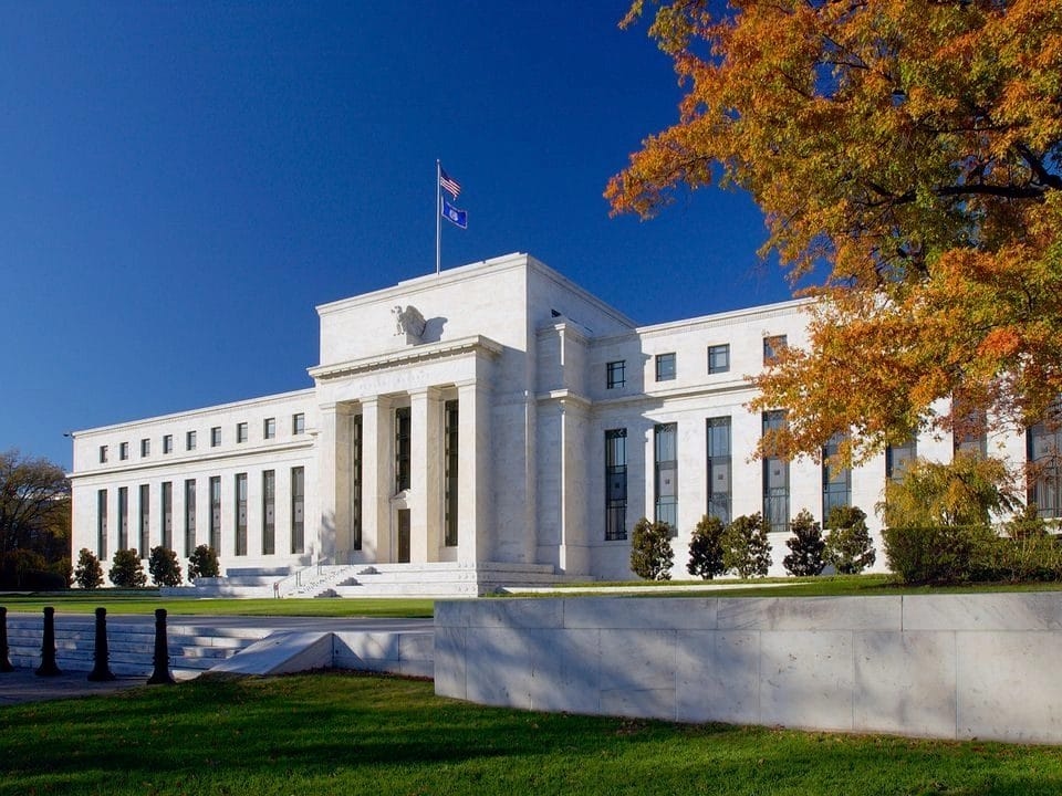 La Fed prend position : les taux restent inchangés malgré la tempête mondiale