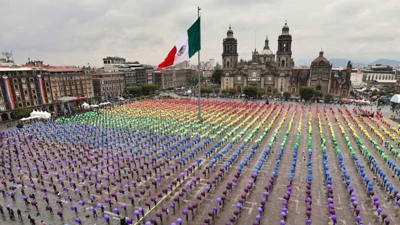 Record de fierté : le Zócalo accueille le plus grand drapeau LGBT+ humain