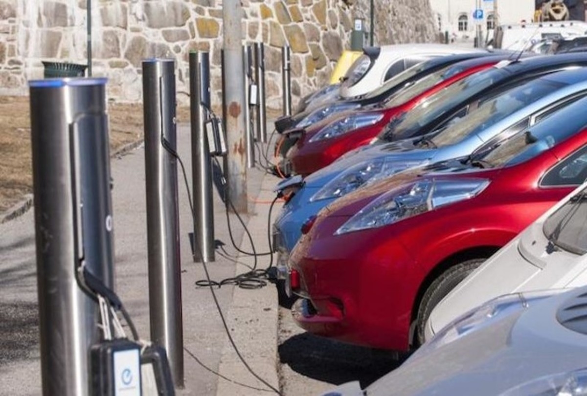 Electric Cars Losing Appeal Among New Drivers: Shell Survey