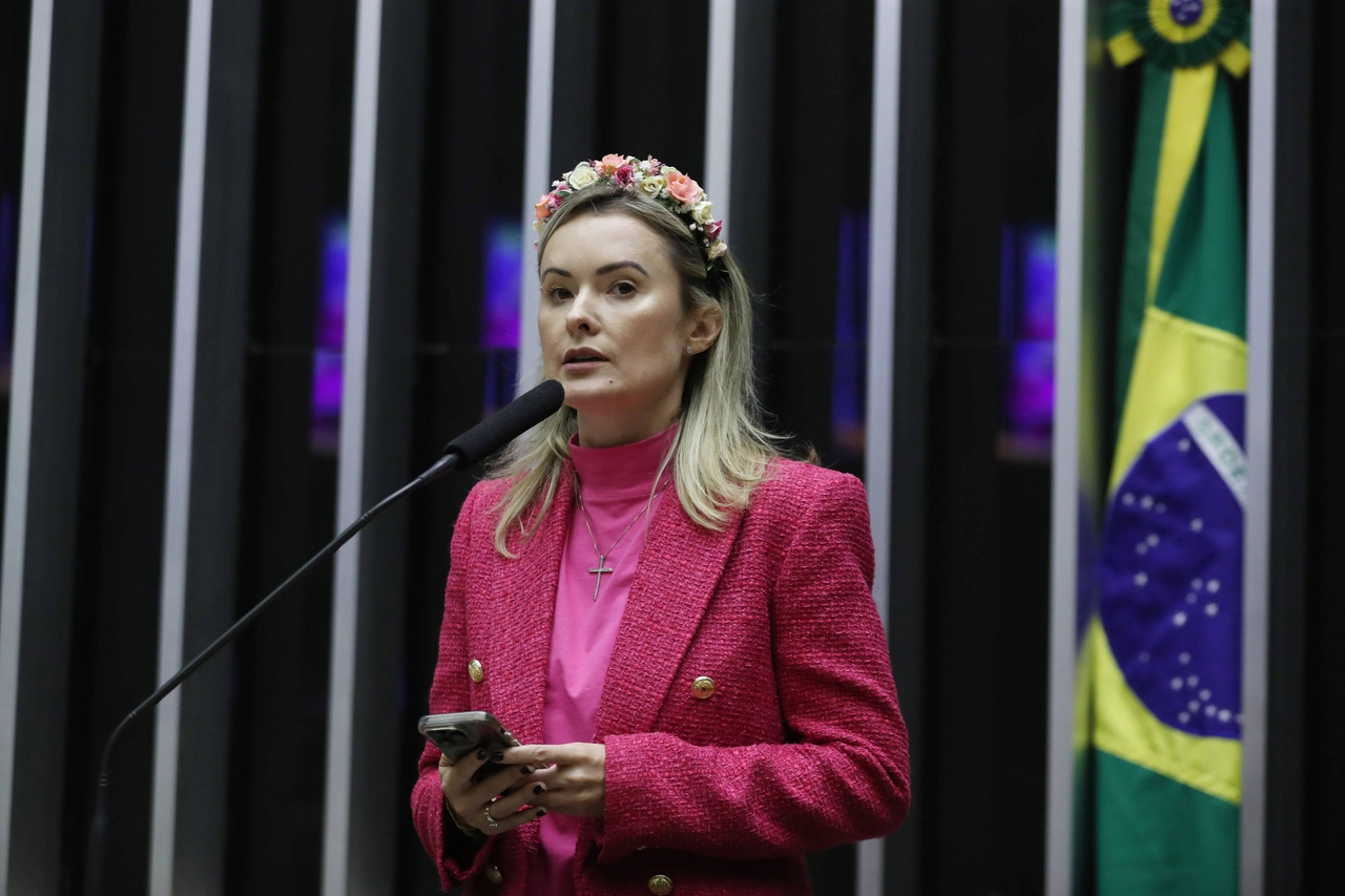 Mônica Bergamo: Prerogatives triggers AGU against deputy Julia Zanatta for anti-vaccine campaign