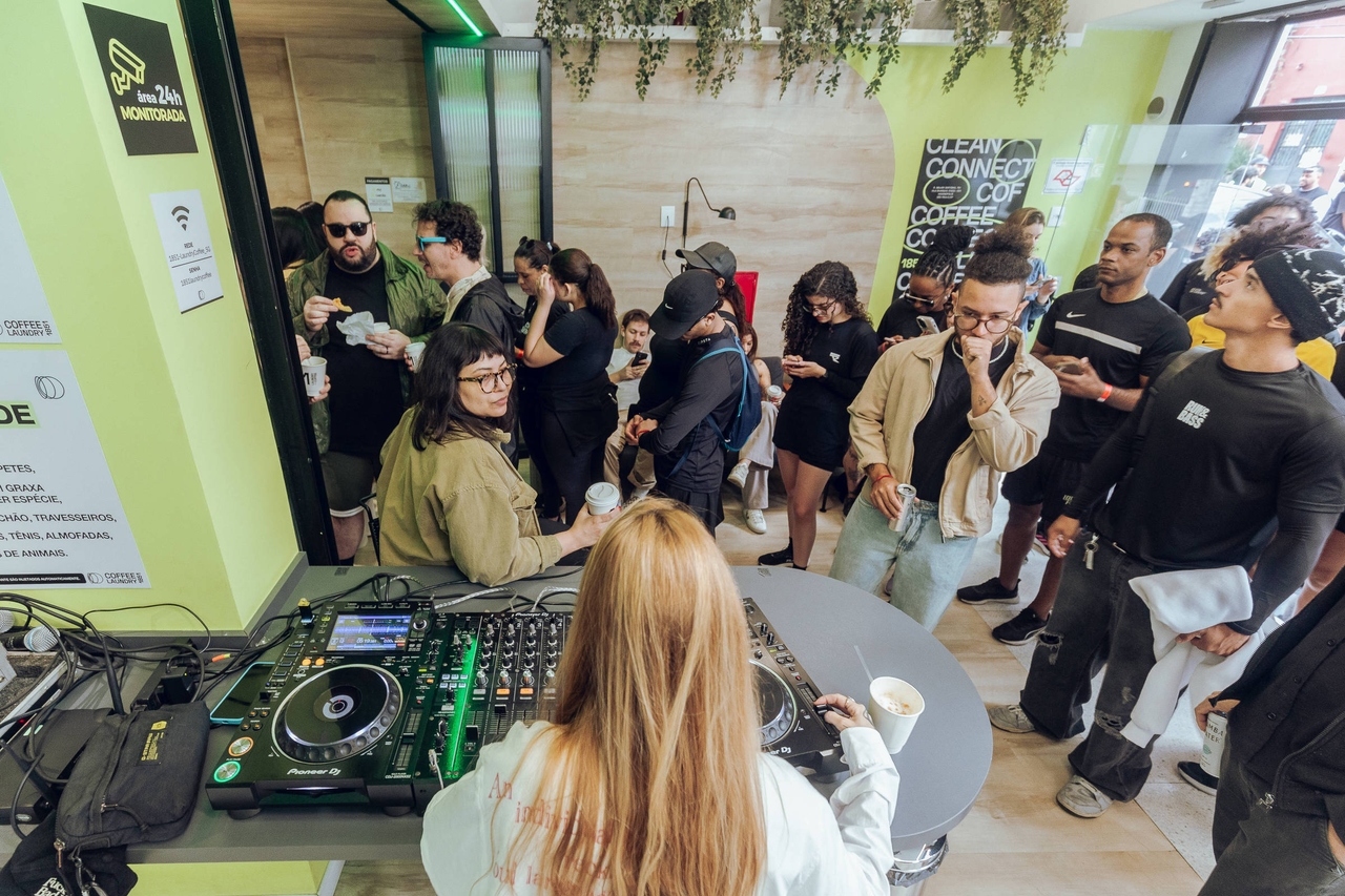 'Coffee party' attracts young people looking for a healthier lifestyle and alcohol-free parties