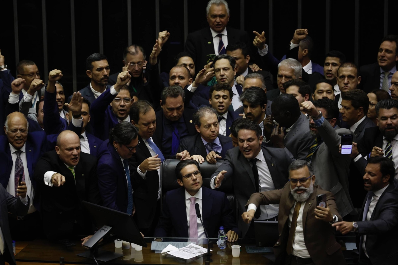 Motta retoma presidência da Câmara de bolsonaristas após tentar por 6 minutos; assista