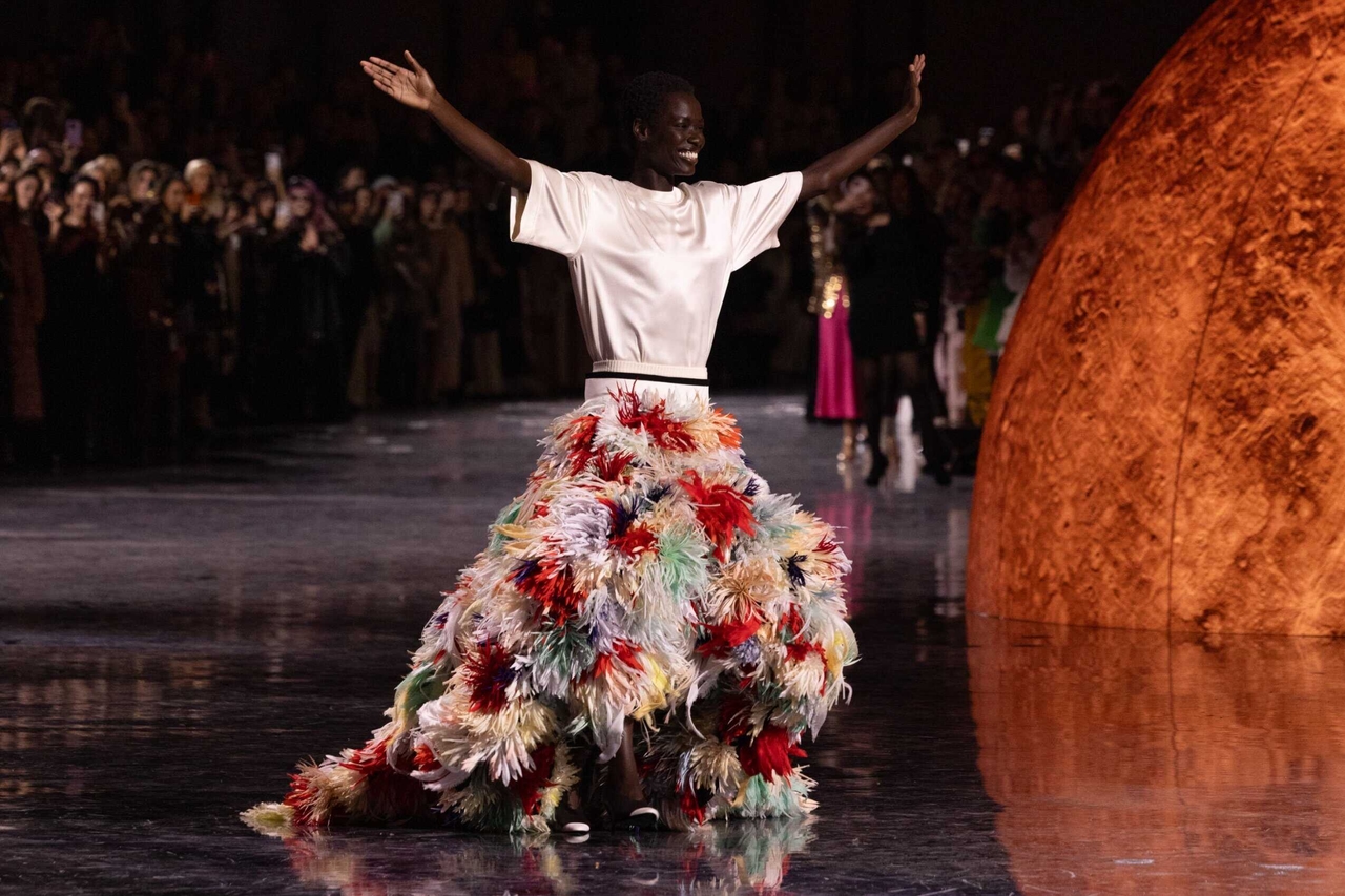 O desfile da primavera de 2026 da Chanel fotografa com alegria para as estrelas