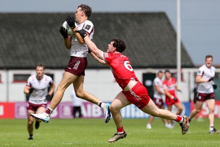 Tierney anotó dos goles al final y Galway remontó para empatar contra Derry