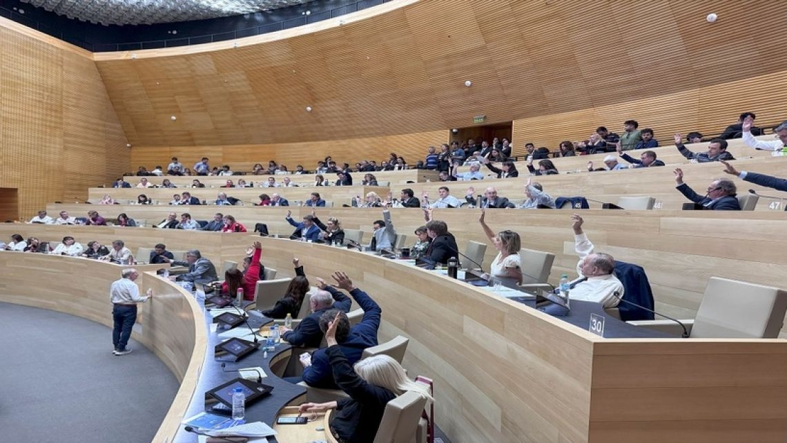 Atipik oturum: Milletvekillerinin gürültülü protestoları arasında çapraz ateş