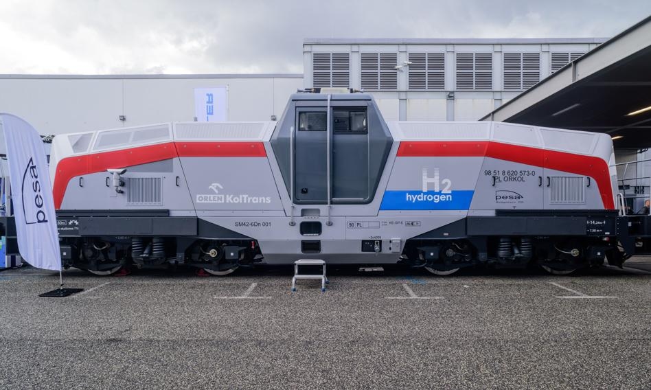 Poolse waterstoflocomotief uit Pesa is een attractie op de beurs in Stockholm