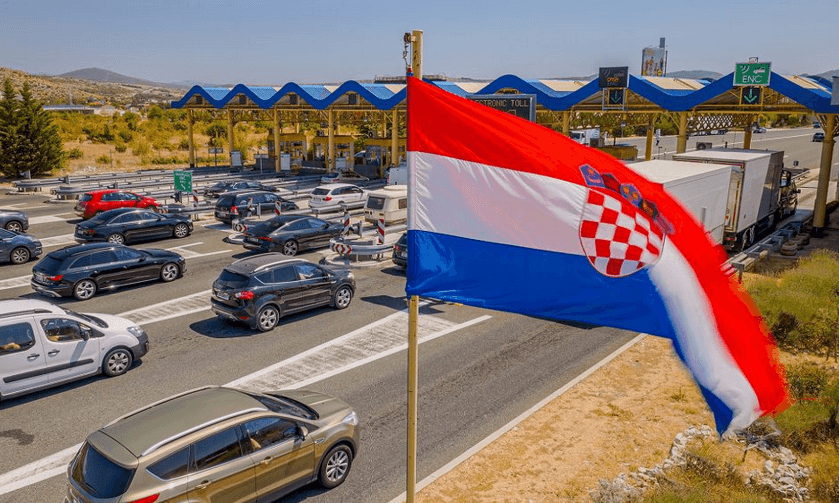 Władze chwalą się sukcesem przyjęcia euro, a obywatele nadal liczą w kunach