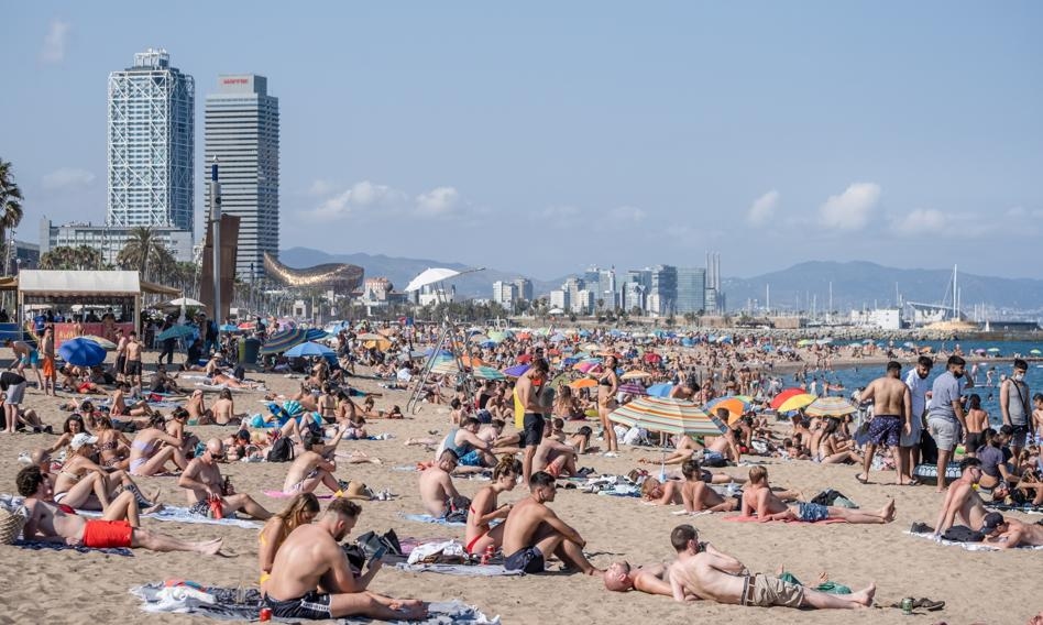 Lifeguards strike on Barcelona beaches in mid-season