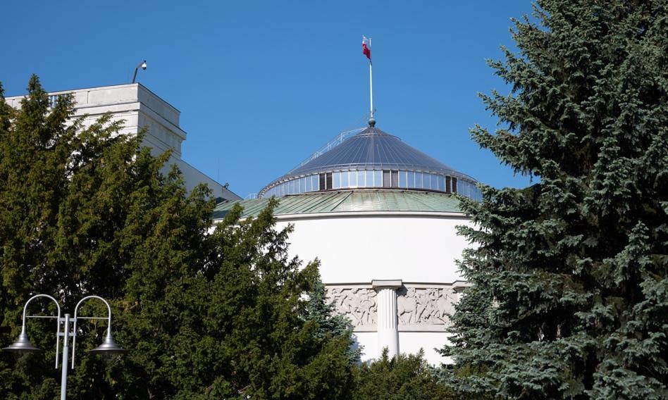 Сейм: должно быть больше времени на смену фамилии после развода