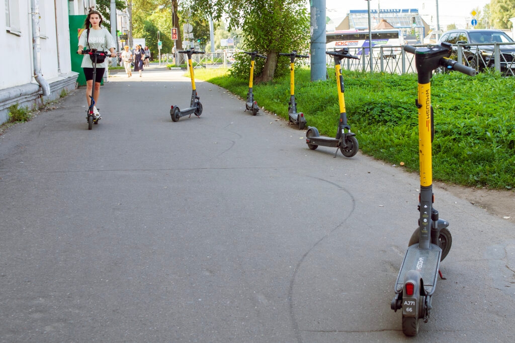 Veliky Novgorod prépare des changements pour les entreprises proposant la location de scooters électriques.
