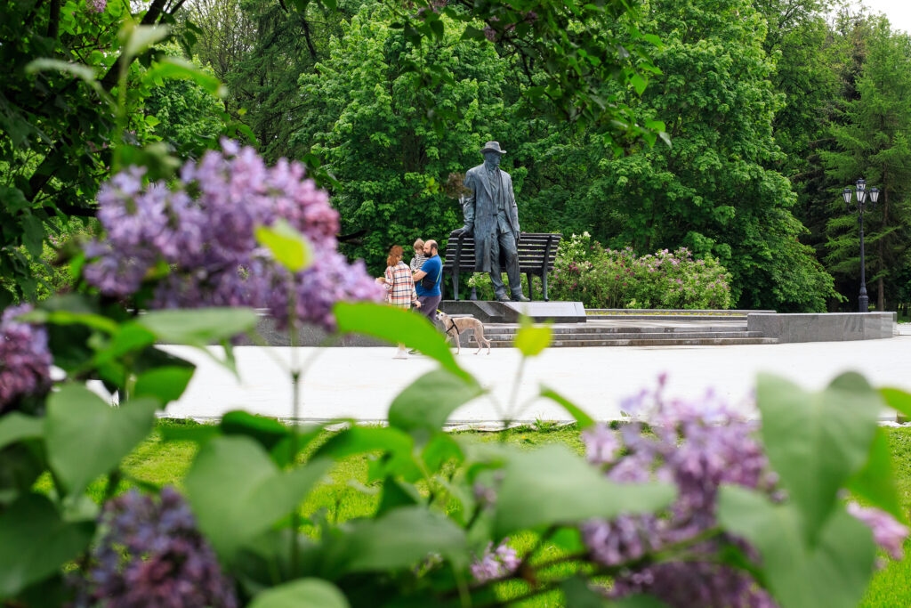 Les Novgorodiens disent adieu au printemps et accueillent l'été avec de légères pluies et la chaleur de juin