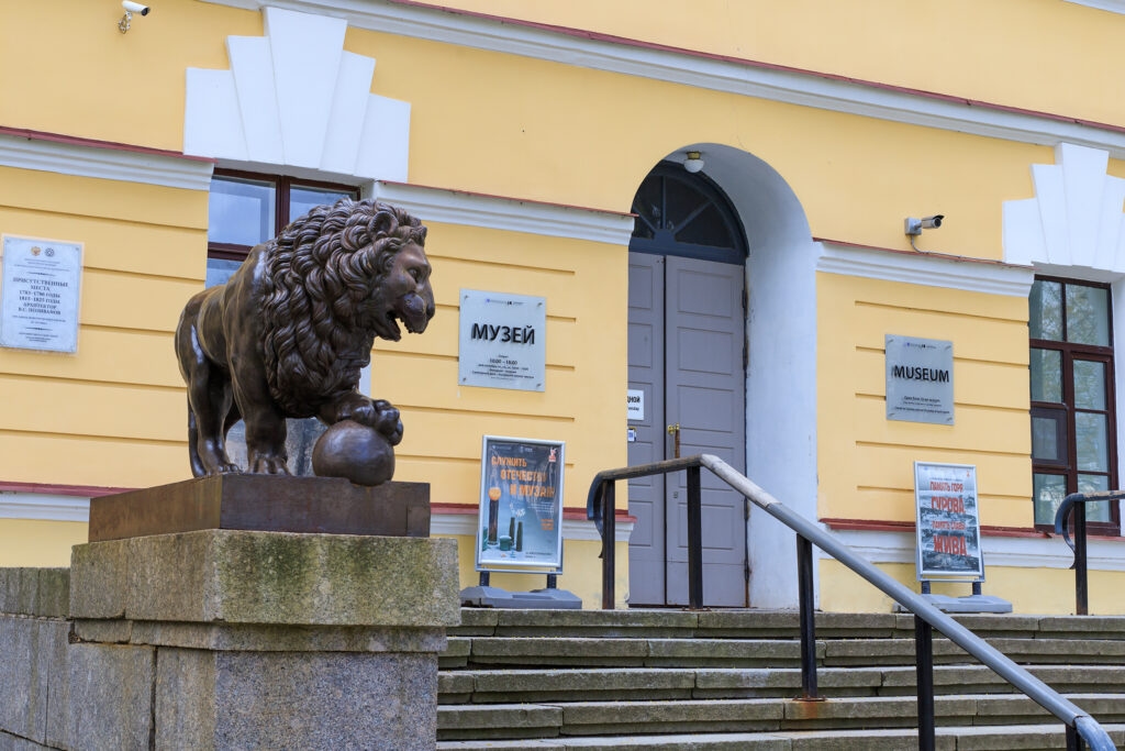 Przetrwać, zachować, przywrócić: o związku 80. rocznicy Wielkiego Zwycięstwa ze 160. rocznicą Muzeum-Rezerwatu w Nowogrodzie