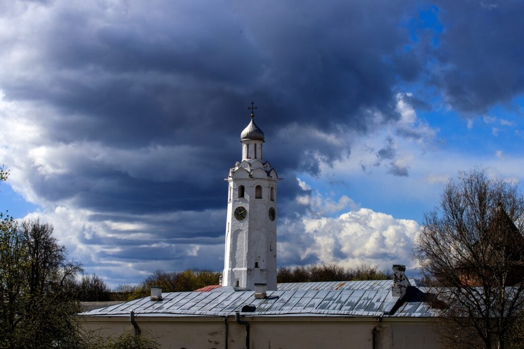 Novgorod Kremlin'in saat çanı veya yerel "Pisa Eğik Kulesi" bize zamanın geçişini hatırlatıyor