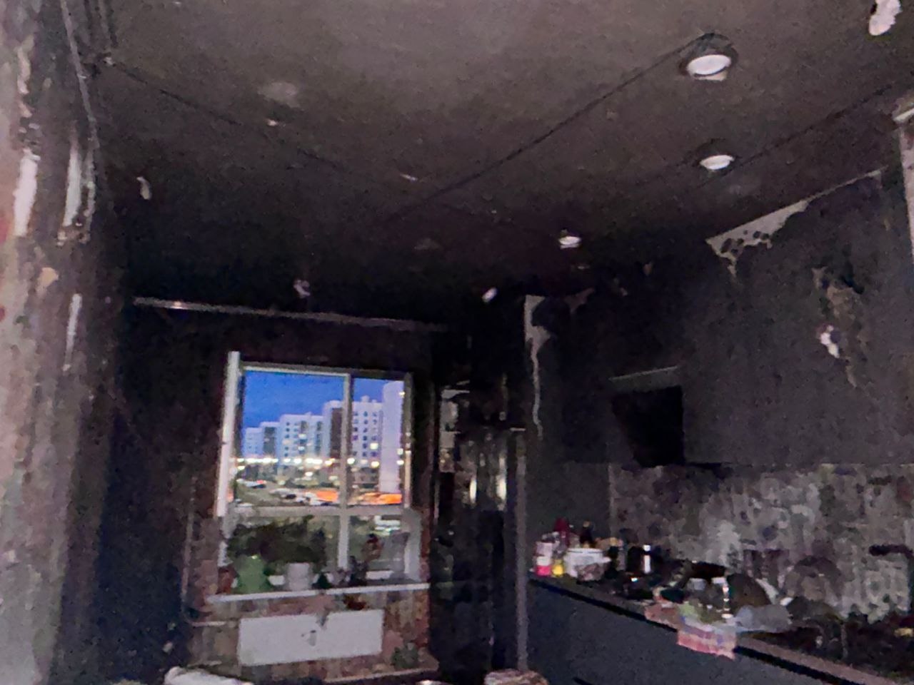 Young Novgorod woman causes panic for parents, neighbors and 10 firefighters while trying to put out a frying pan fire